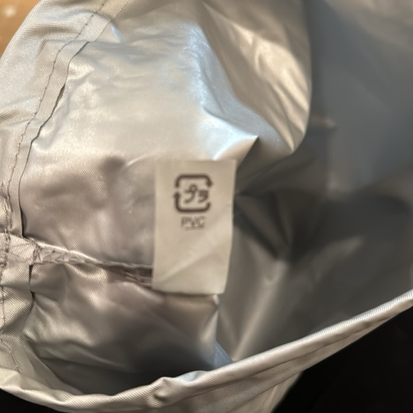 NWOT💕Prada drawstring bag,  silver grey with Prada red and white logo - Picture 4 of 4